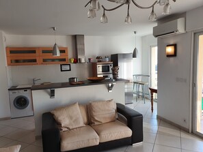 Smart-TV, DVD-Player, Bücher