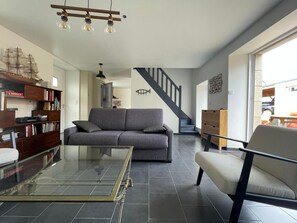 Smart TV, fireplace, books
