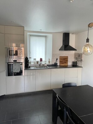 Kühlschrank, Mikrowelle, Ofen, Herdplatte