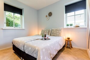 2 bedrooms, bed sheets - Bungalow Near Dutch Coast & Forest (Noordwijk)