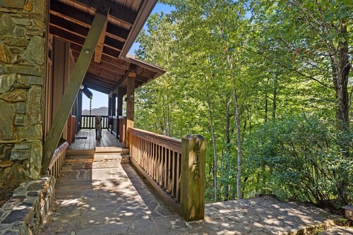 Fairytale 3-bedroom cabin in lovely Black Mountain with Views, WiFi, Hot Tub