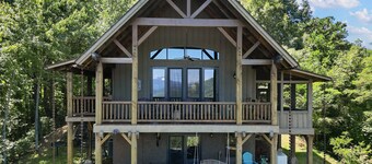 Fairytale 3-bedroom cabin in lovely Black Mountain with Views, WiFi, Hot Tub