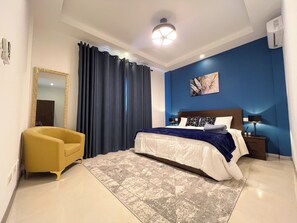 2 chambres, bureau, fer et planche à repasser, lit parapluie