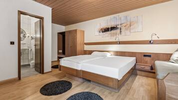 Habitación triple clásica, vistas al patio | Escritorio y wifi gratis