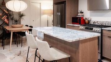 Geladeira, micro-ondas, fogão, cooktop