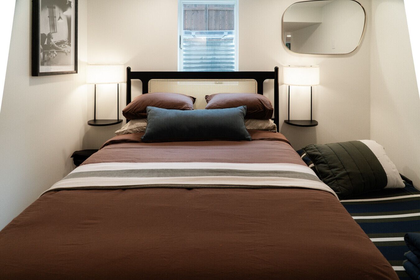 2 slaapkamers, een bureau, een strijkplank/strijkijzer, reisbedje