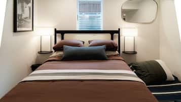 2 slaapkamers, een bureau, een strijkplank/strijkijzer, reisbedje