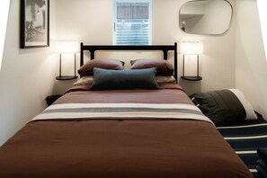 2 soverom, skrivebord, strykejern/-brett og reiseseng for barn