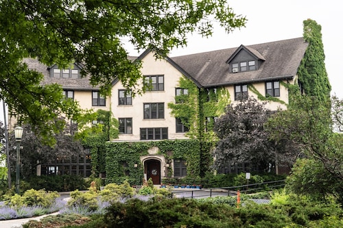 Cozy Garden Level Suite in Historic Saint Paul Cathedral Hill