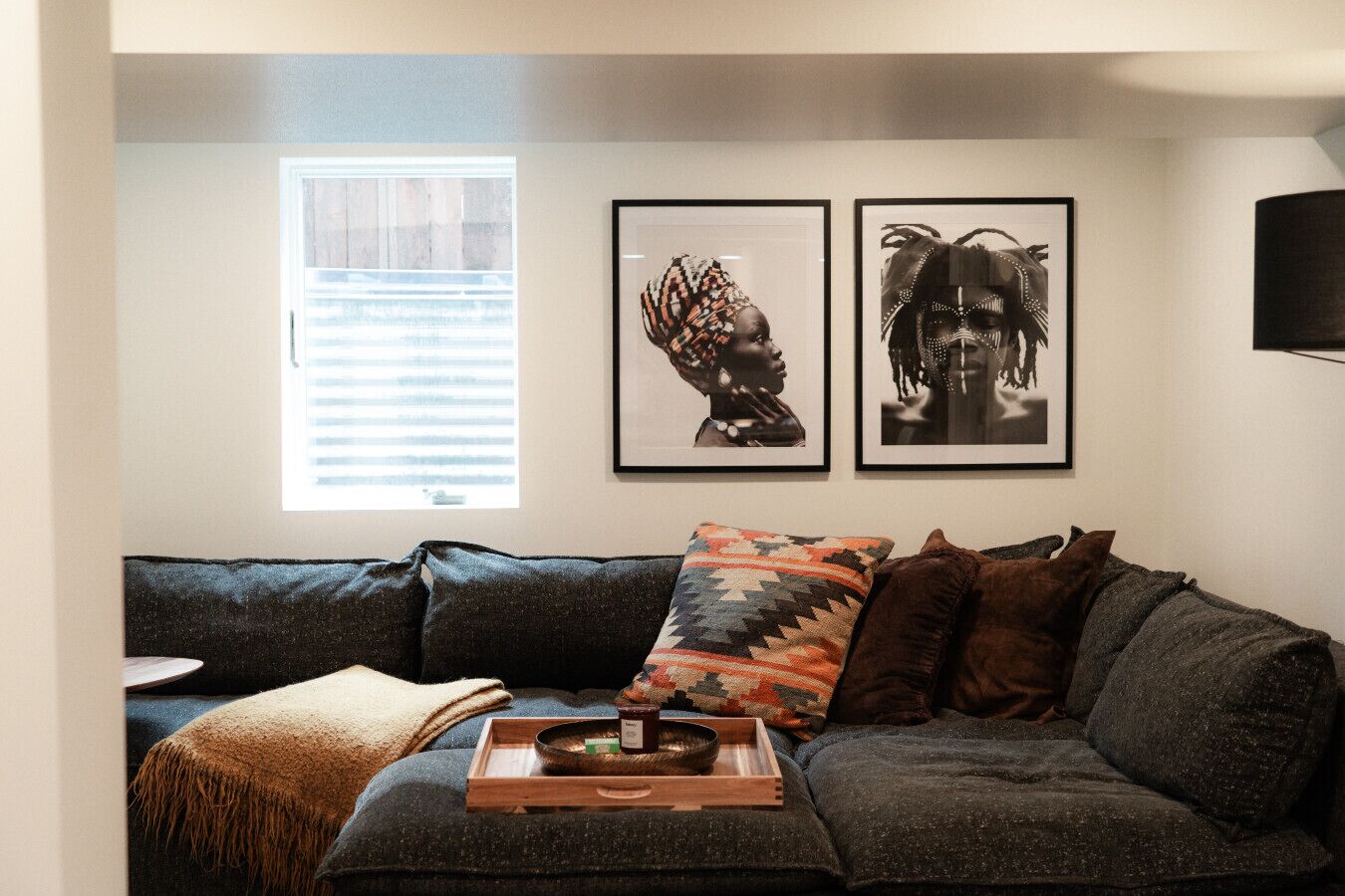 Smart TV, books, stereo, offices