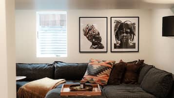 Smart TV, books, stereo, offices