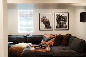 Téléviseur connecté, livres, chaîne audio, bureau