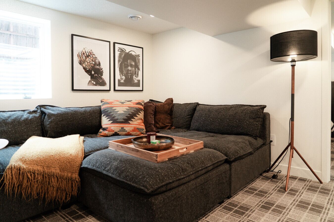 Smart TV, libros, estéreo y oficina 