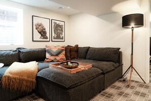 Smart-TV, Bücher, Stereoanlage, Arbeitsbereiche