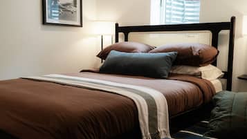 2 habitaciones, escritorio y tabla de planchar con plancha