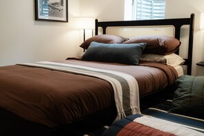 2 soverom, skrivebord, strykejern/-brett og reiseseng for barn