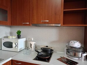 Réfrigérateur, micro-ondes, plaque de cuisson, grille-pain