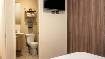 2 habitaciones, tabla de planchar con plancha, wifi y ropa de cama