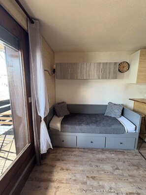 1 camera, ferro/asse da stiro, culla da viaggio, lenzuola