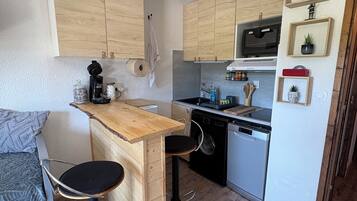 雪櫃、微波爐、焗爐、爐具