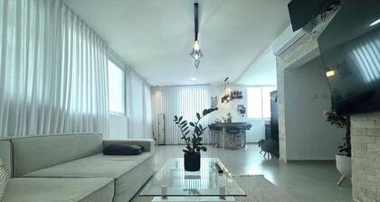 Charming 1-bedroom house with WiFi, AC in marvelous Kiryat Yam
