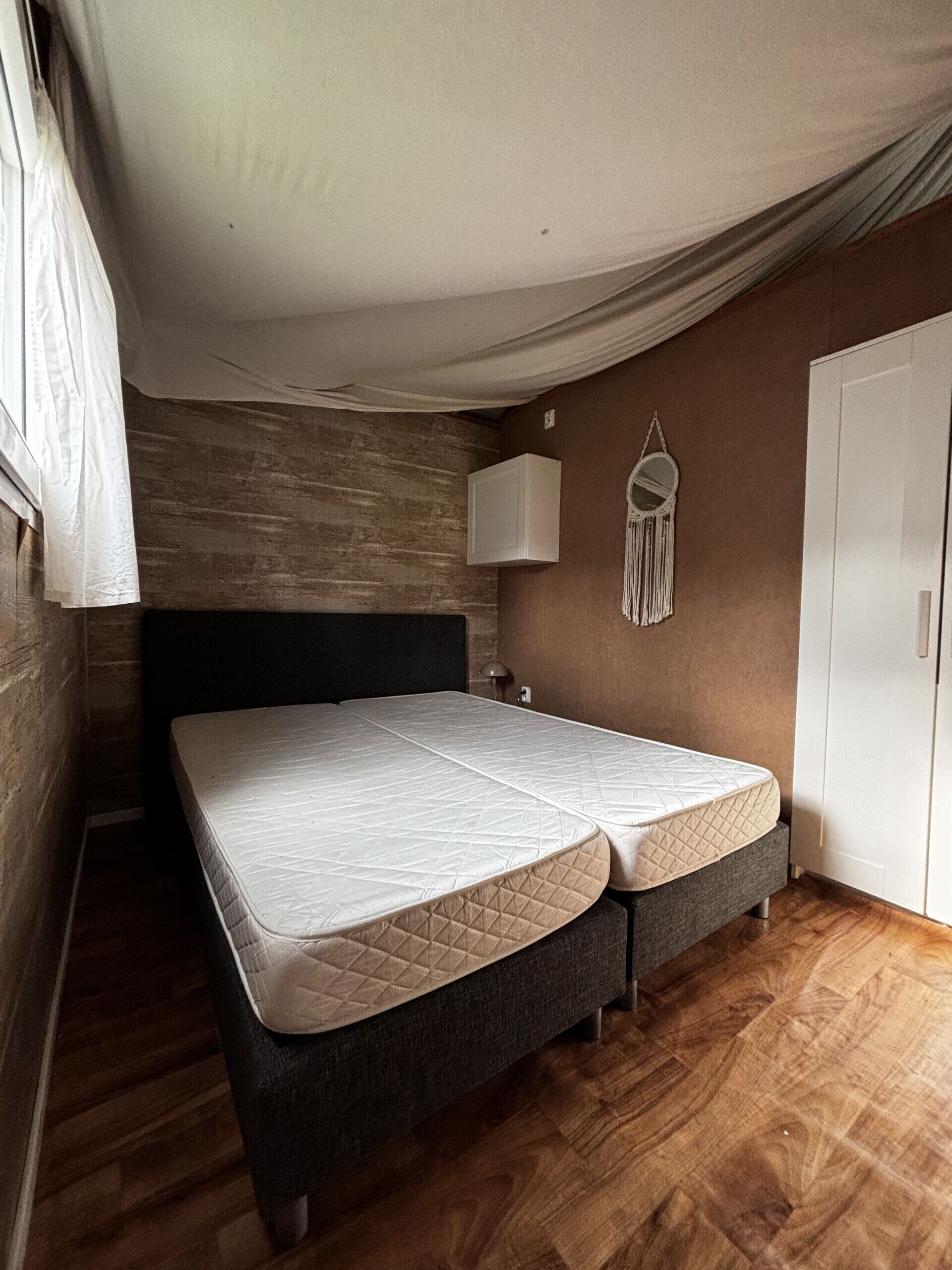 2 bedrooms, bed sheets