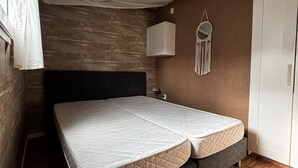 A bedroom with a double bed, a bedside lamp, and a wardrobe. - Camping 2000 - Glamourtent (Osecná)