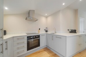 Kühlschrank, Ofen, Herdplatte, Geschirrspüler