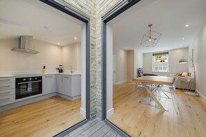 Kühlschrank, Ofen, Herdplatte, Geschirrspüler