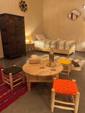 خزنة داخل الغرفة وستائر تعتيم وتجهيزات عازلة للصوت ومكواة/لوح كي