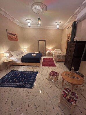 خزنة داخل الغرفة وستائر تعتيم وتجهيزات عازلة للصوت ومكواة/لوح كي