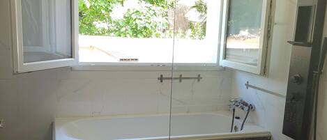 Regadera, jabón, papel de baño