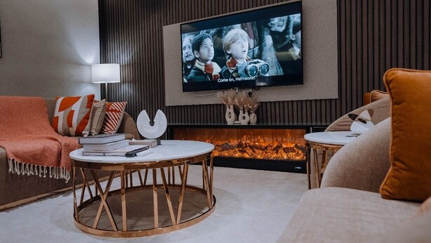 Smart-TV og peis