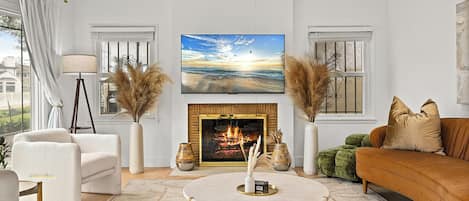 Smart TV, fireplace