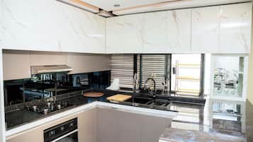 Refrigerador, microondas, periquera y utensilios de cocina