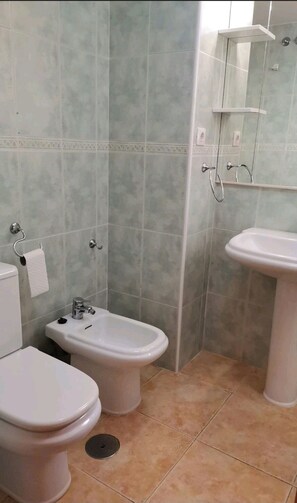 Douche, bidet, serviettes fournies, savon