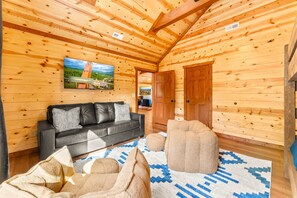 Smart TV, chimenea, futbolito