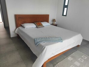 3 habitaciones, tabla de planchar con plancha, wifi y ropa de cama
