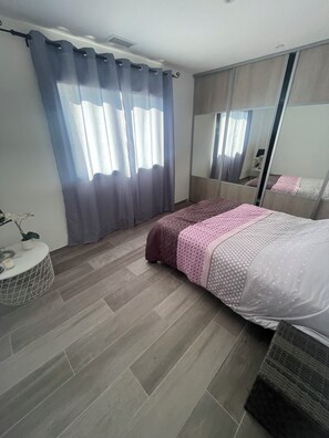 3 室のベッドルーム、アイロン / アイロン台、WiFi、ベッドシーツ