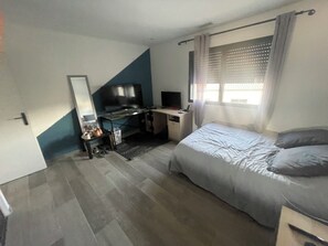 3 chambres, fer et planche à repasser, Wi-Fi, draps fournis