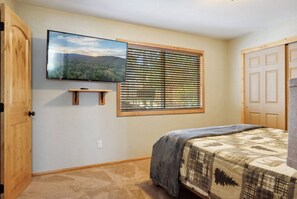 3 bedrooms, desk, iron/ironing board, travel cot