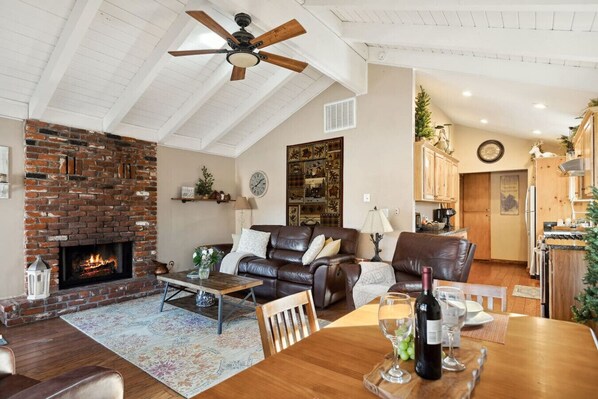 Smart TV y chimenea 