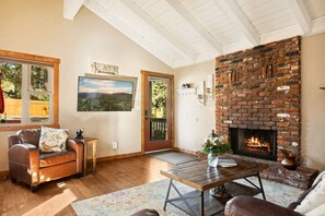 Smart TV y chimenea 