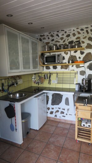 Kühlschrank, Mikrowelle, Herdplatte, Wasserkocher mit Kaffee-/Teezubehör