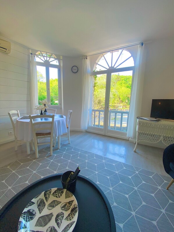 Dining - T3 curiste rental 600m from the spa (Eugénie-les-Bains)