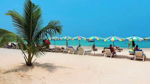 Pantai di sekitar, pasir putih, dan handuk pantai