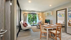 Apartemen Deluks, 2 kamar tidur, Bebas Asap Rokok, balkon | Area keluarga | TV LCD