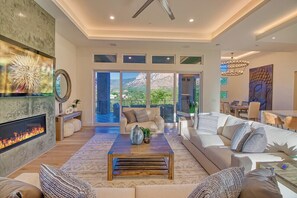 Smart TV, fireplace