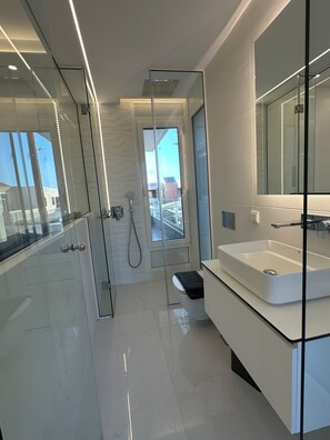 Douche, sèche-cheveux, serviettes fournies, savon