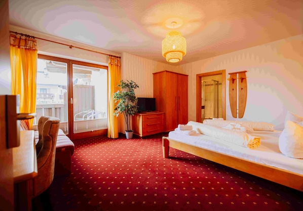 Comfort-Doppelzimmer, Balkon, Bergblick | Zimmersafe, kostenloses WLAN